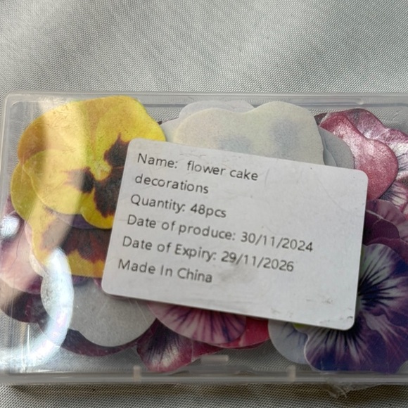 Pansy Floral Cake/ Cupcake Decorations- Melt in your mouth, Qty:50, NWT - Picture 2 of 6